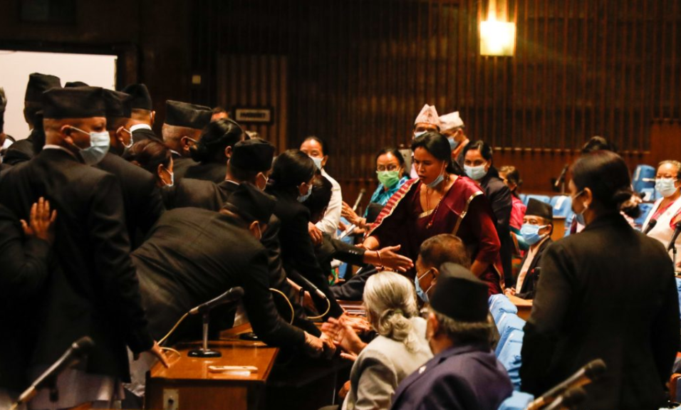 एमाले सांसदको हातहातमा काँधकाँधमा माननीय !