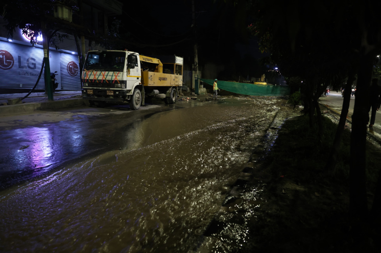 काठमाडौंको नयाँ बानेश्वर–तीनकुने सडकखण्डमा खानेपानीको पाइप फुट्दा सडक जलमग्न