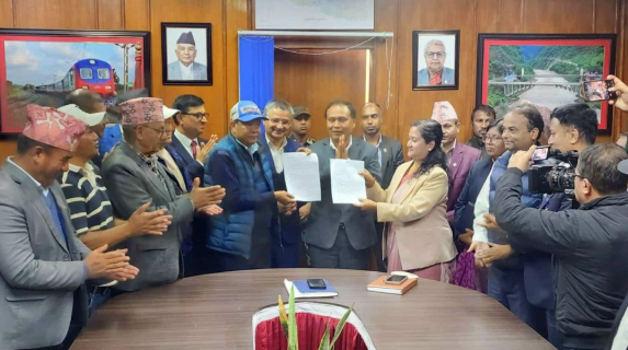 विभिन्न माग राखी मेलम्ची खोलाको पानी काठमाडौं ल्याउन अवरोध गरेका स्थानीयले आन्दोलनका कार्यक्रम फिर्ता लिएका छन् ।